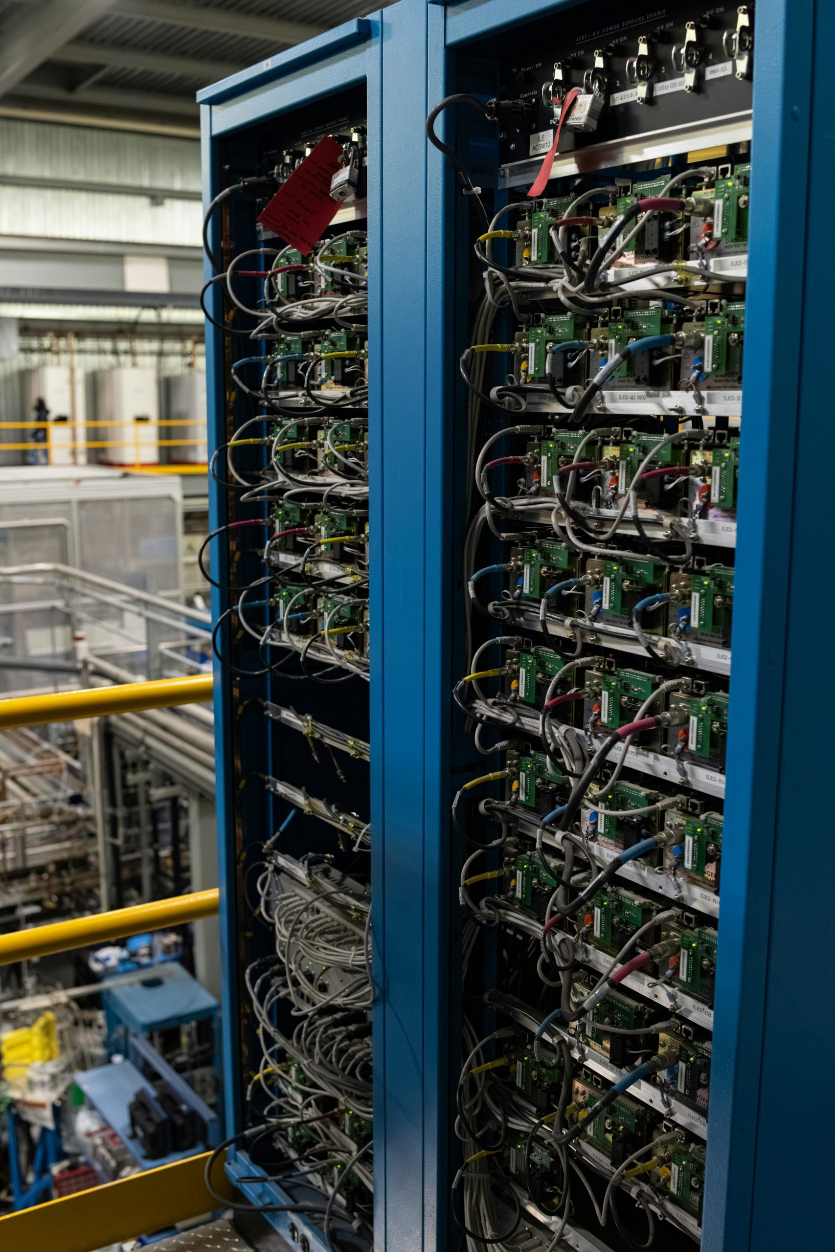 Baies techniques et composants de data center dans un environnement industriel propre.