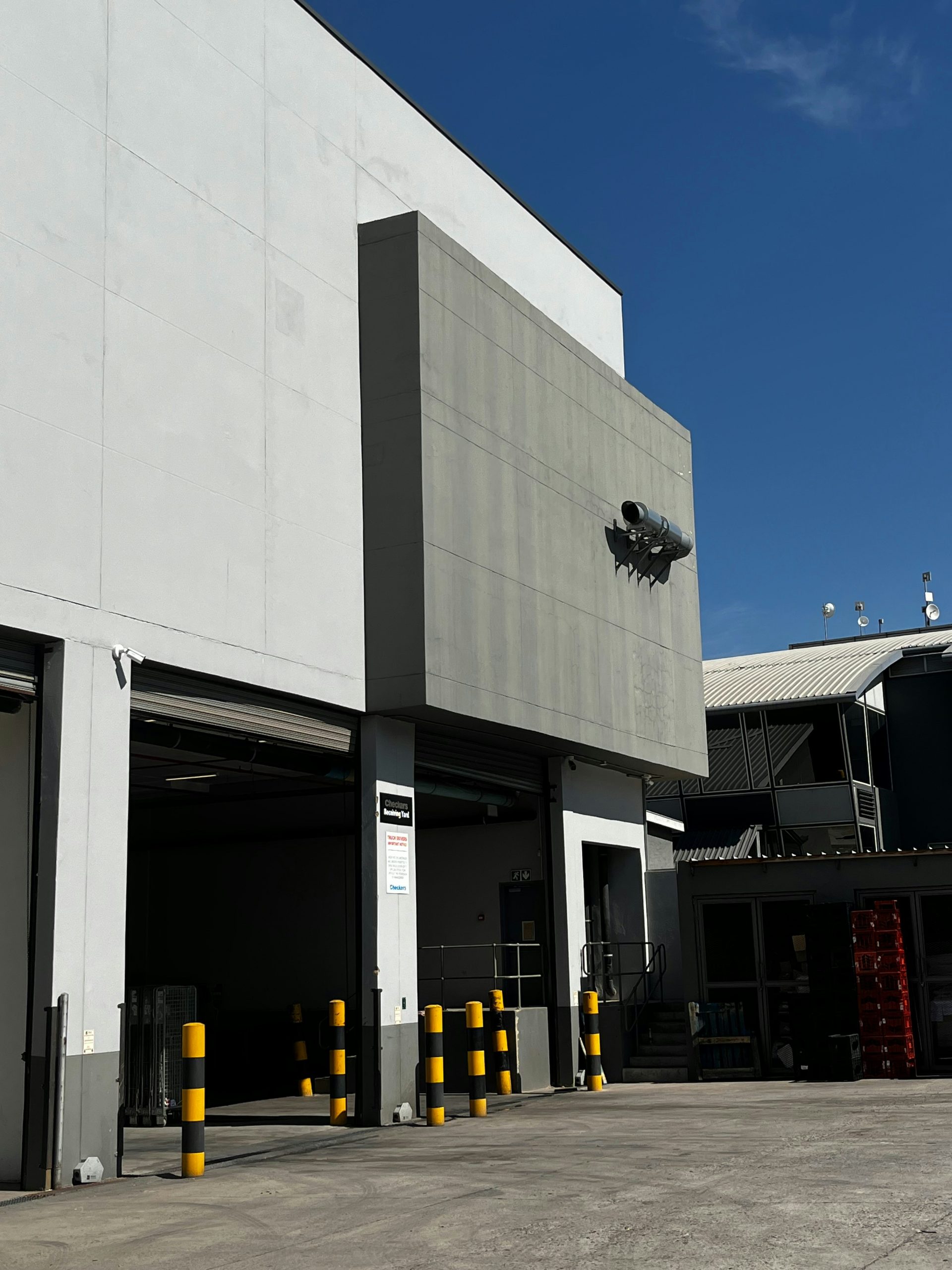 Batiment logistique moderne avec quais de chargement et cour de manoeuvre.