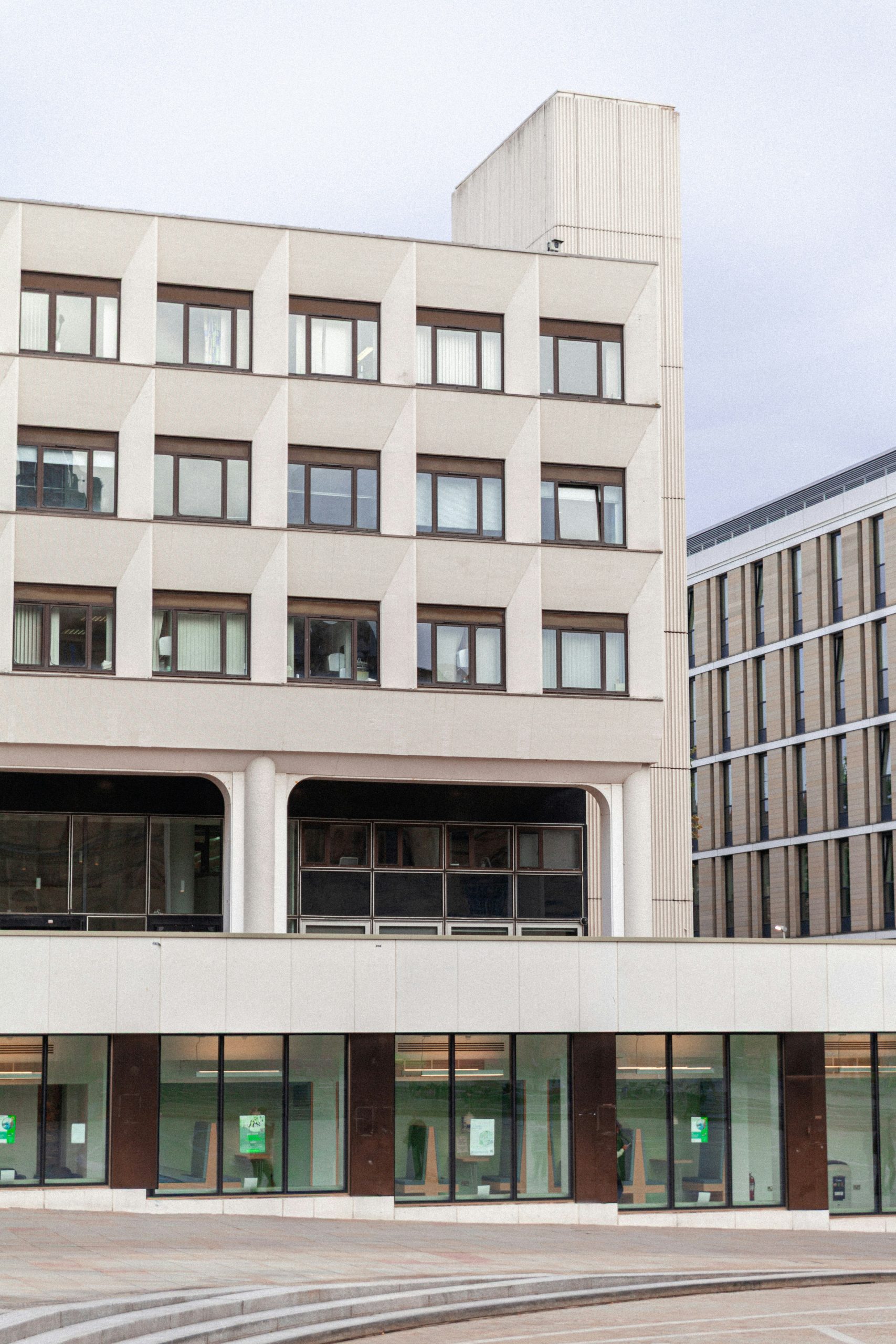 Facade d'un immeuble de bureaux contemporain dans un environnement tertiaire.